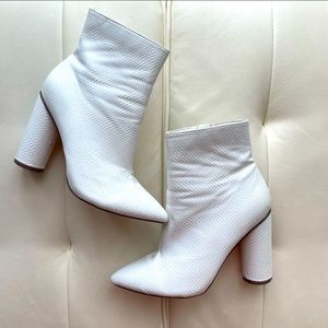 white boots size 7.5